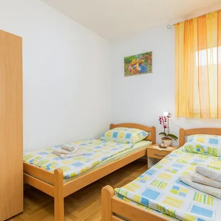 With Parking Space - 19494 Apartment Fažana